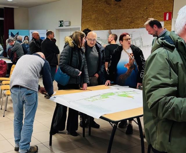 Een groep buurtbewoners staat rond een tafel met het plan voor de Kruisbaan op.