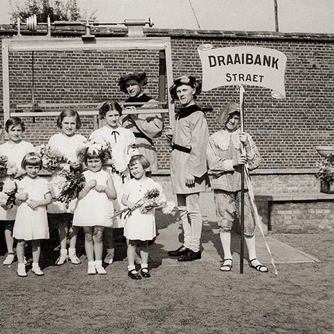 Oude foto van de bewoners van de Draaibankstraat tijdens de kermis in wijk Arsenaal