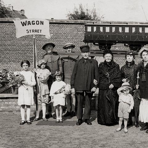 Oude foto van de bewoners van de Wagonstraat tijdens de kermis in wijk Arsenaal