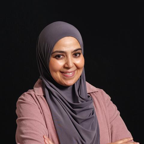 Portret van een vrouw die lachend in de lens kijkt