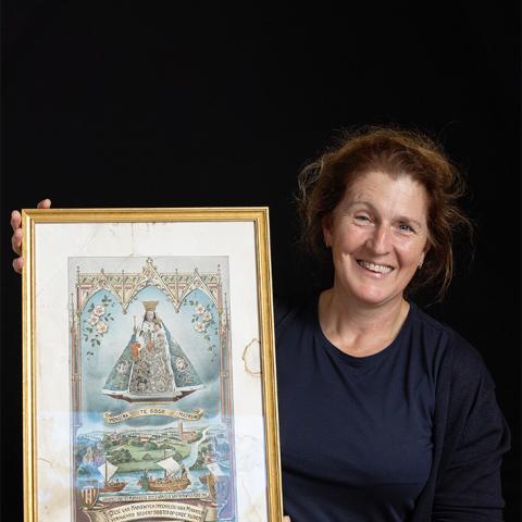 Portret van een vrouw die een gedenkenis toont