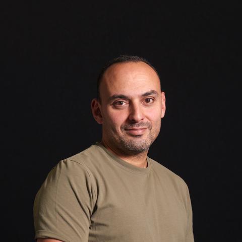 Portret van een man die lachend in de lens kijkt