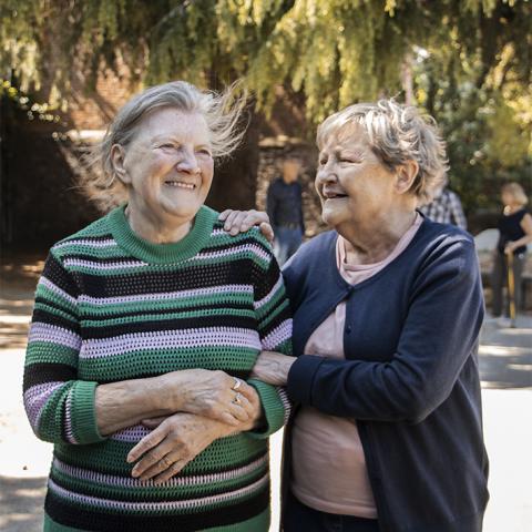 Twee vriendinnen naast het petanqueterrein in de Arsenaalwijk