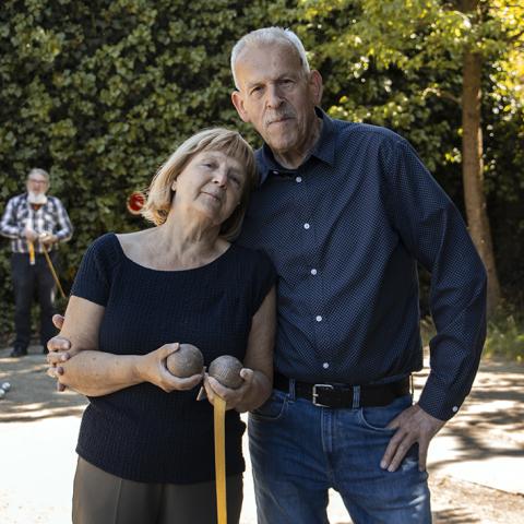 Een man en een vrouw naast het petanqueterrein in de Arsenaalwijk