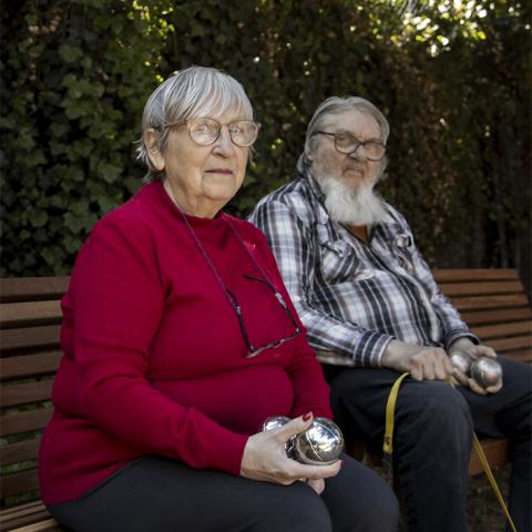 Twee mensen op een bankje naast het petanqueterrein in de Arsenaalwijk