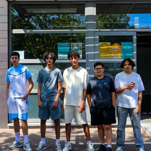 Vijf jongeren bij Wijkhuis 't Hofke in de Hamerstraat