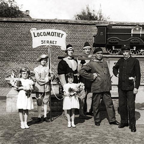 Oude foto van de bewoners van de Locomotiefstraat tijdens de kermis in wijk Arsenaal