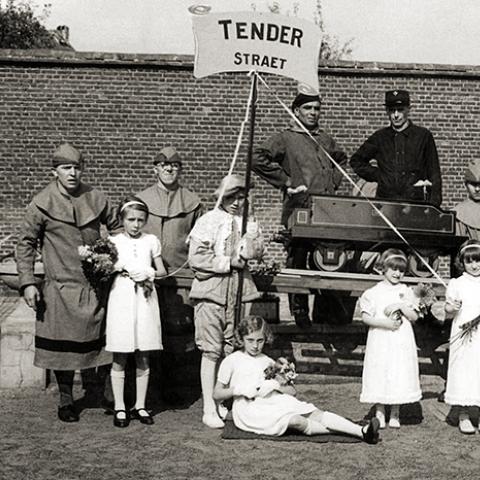 Oude foto van de bewoners van de Tenderstraat tijdens de kermis in wijk Arsenaal