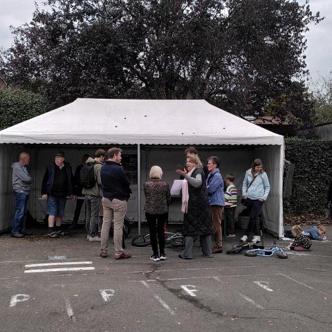 Tentje met buurtbewoners die samen een nieuwe inrichting van het verkeerspleintje in de Kadodderstraat bespreken