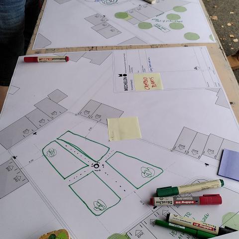 tekeningen met ideeën voor een nieuwe inrichting van het verkeerspleintje in de Kadodderstraat