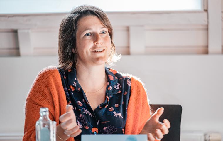 Foto van collega Charlotte aan het woord bij een rondetafel