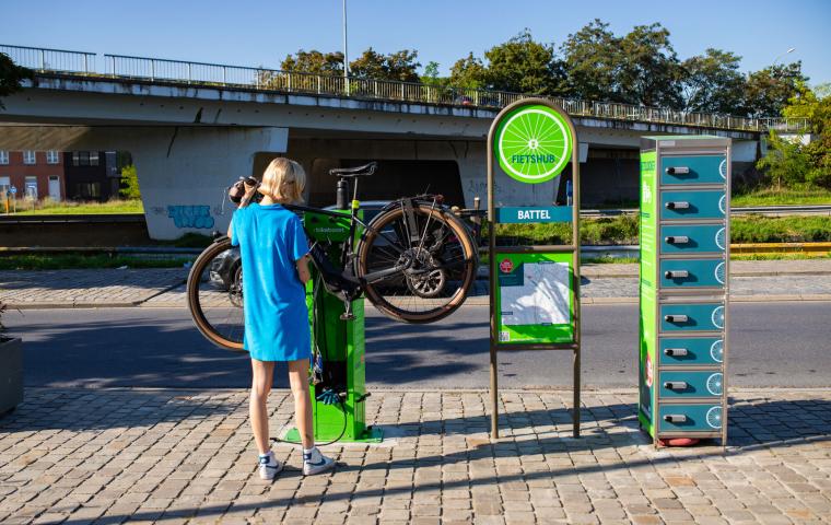De fietshub in Battel heeft lockers om je batterij op te laden.