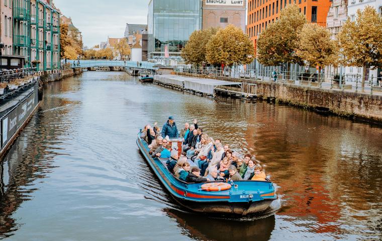 Het bootje vaart op de Dijle richting Keerdok