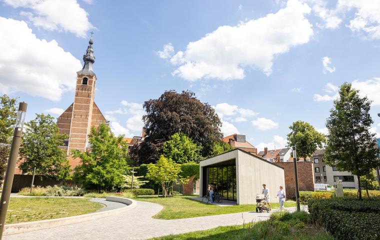 Wandelpad, bomen en de kamerbeiaard in de Sinte-Mettetuin.