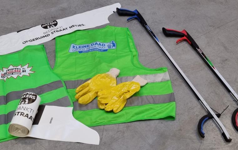 Fluohesje, handschoenen, grijpers en gratis vuilzakken.