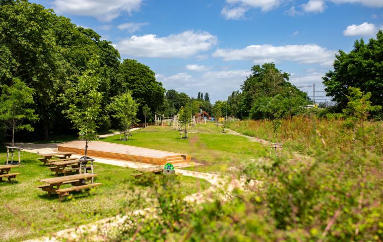 In het Steenwegpark vind je speeltuigen, picknicktafels en een klein podium.