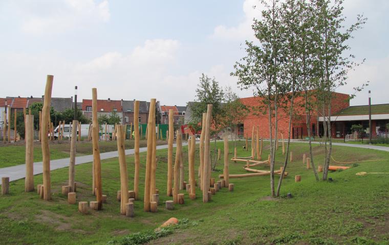 Speeltuigen en een wadi in park Kalverenstraat in Mechelen