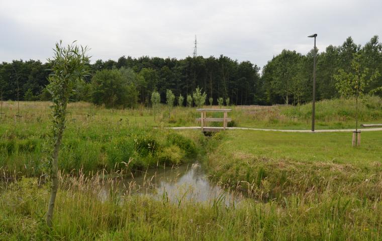 Park Kantvelde met groen, bomen en water.