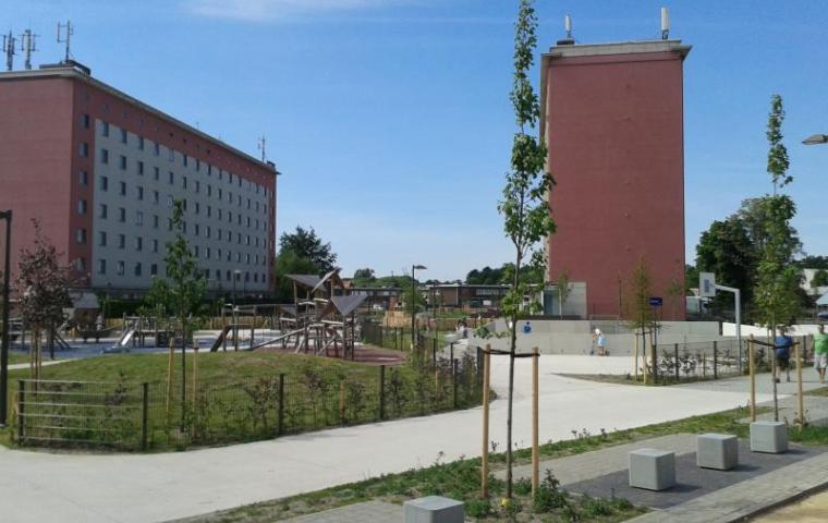 2 appartementsgebouwen op het Oud Oefenplein met een groen park op de voorgrond.