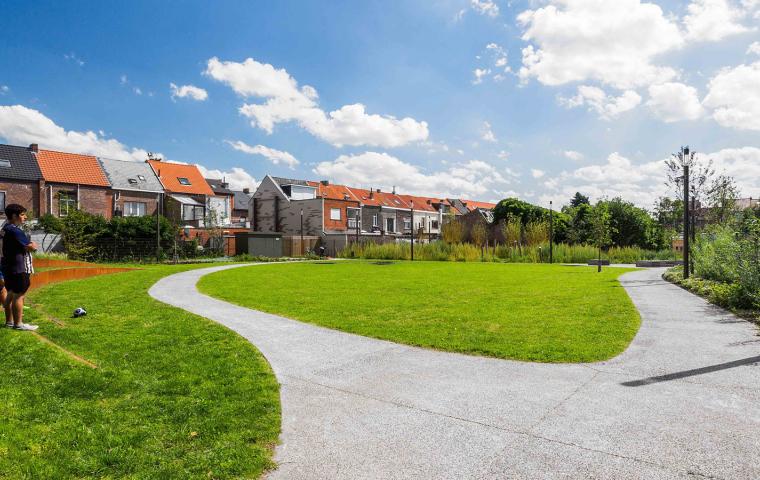 Het groene grasveld in het Pennepoelpark in Mechelen.