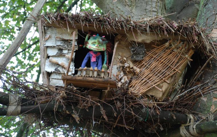 Kadodder in zijn huisje in de boom