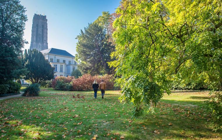 Zicht op het groene park van het Aartsbisschoppelijk paleis