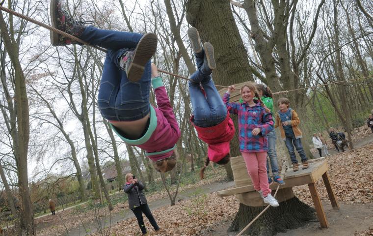 Kinderen maken plezier op het touwenparcours tijdens een verjaardagsfeestje in het Tivolipark.