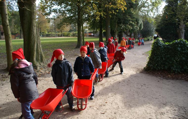 Kindjes doen verkleed de kabouterwandeling in Tivoli