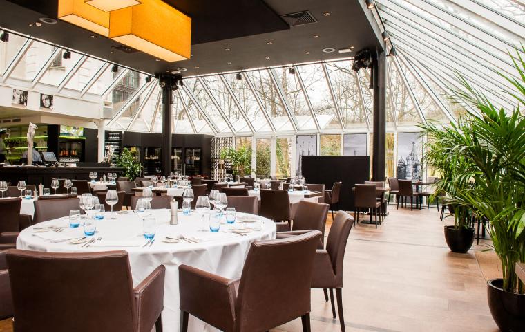 Zicht binnen in de Serre van restaurant Kasteel Tivoli.