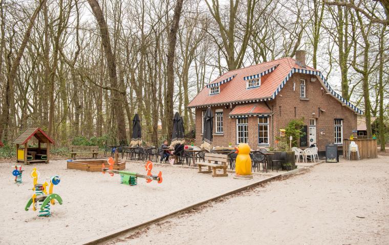 Eetcafé 't ASS ligt vlak naast de grote speeltuin in Tivolipark