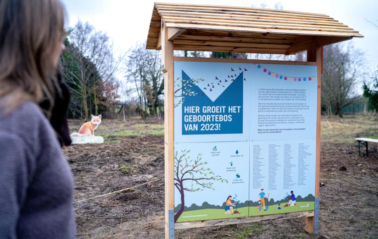 Het herdenkingsmonument van het geboortebos van 2023