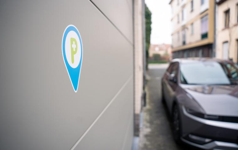 Op de garagepoort hangt een duidelijke sticker dat het een zorgparking is.