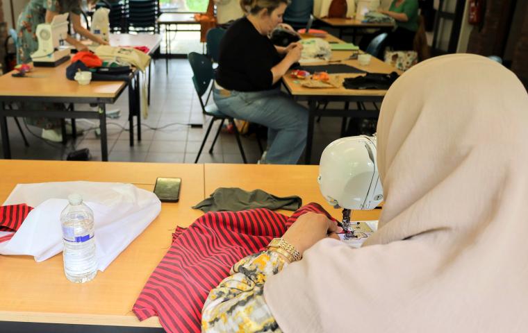 Foto van een naaiworkshop in het wijkhuis Papenhof