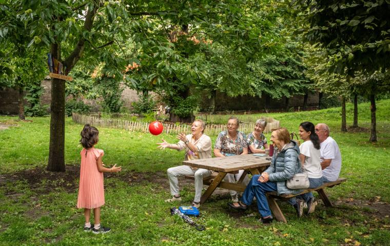 Ouderen komen samen bij een picknicktafel.