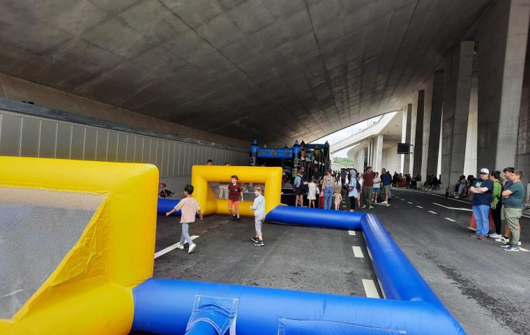 Kinderen voetballen in een kleine opblaasbare pannakooi