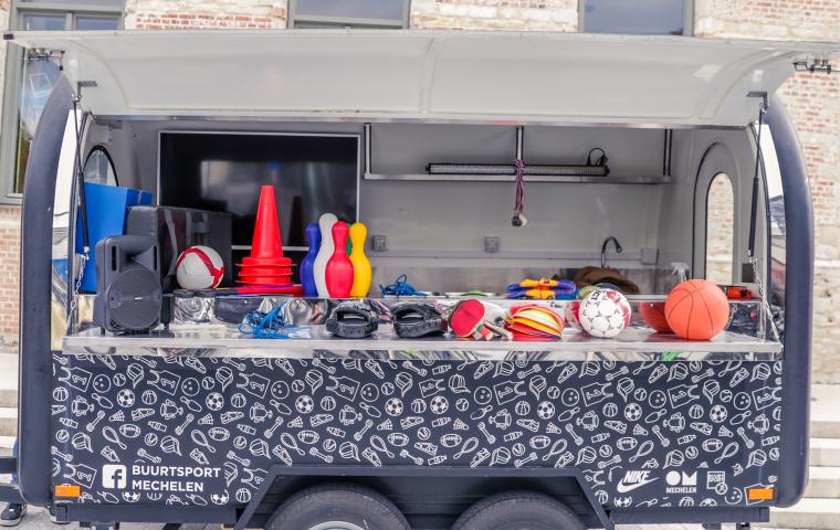 De sporttruck met allemaal sportgerief