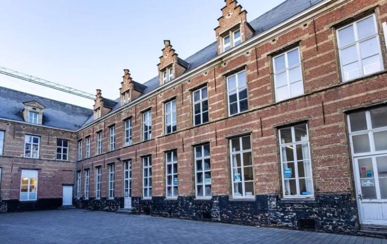 De gevel van het Refugium