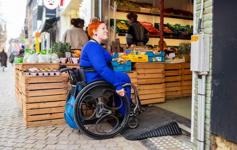 Rolstoelgebruiker aan hellend vlak