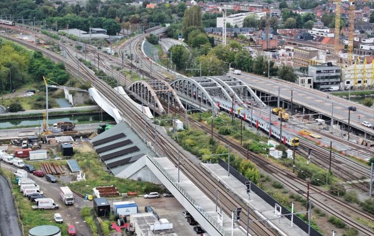 Luchtofoto van de spoorwegbruggen over de Leuvensevaart 