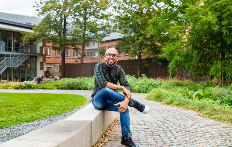 Collega poseert in Sinte-Mettetuin