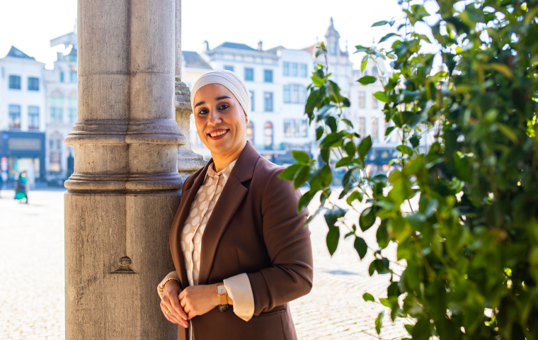 Collega poseert aan stadhuis
