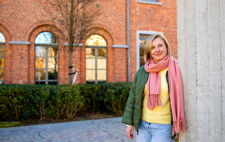 Collega poseert in Sinte-Mettetuin