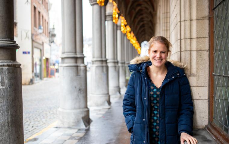 Collega poseert aan stadhuis