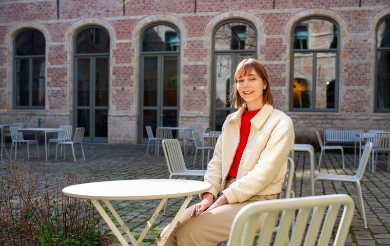 Collega poseert in de binnentuin van Het Predikheren