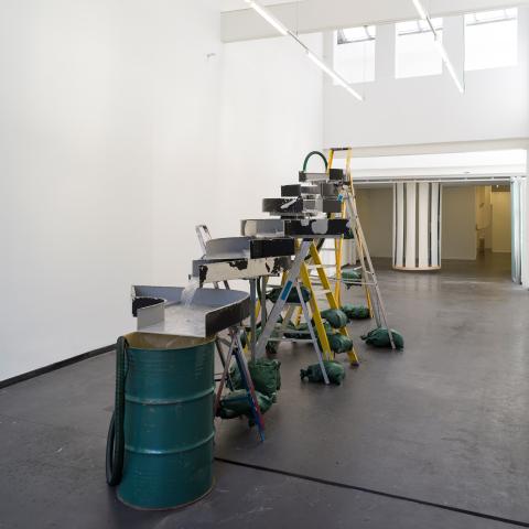 Constructie dat water van het ene vlak naar het andere brengt en eindigt in een ton