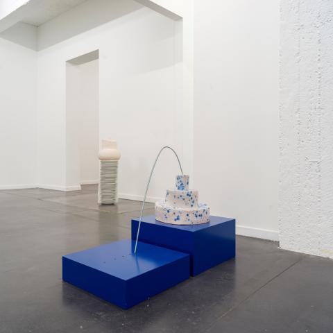 blauwe sokkel met fontein in de vorm van een taart 