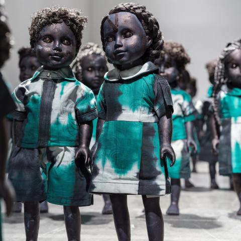 donkere poppetjes in groene kledij 