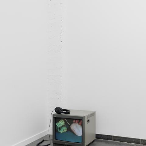 Oude tv met koptelefoon bovenop 