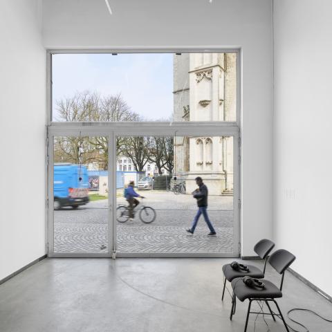 Zicht vanuit de garage naar buiten, rechts twee stoelen