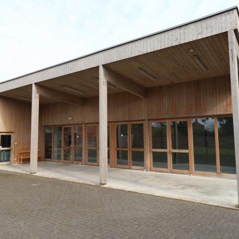 Buitenkant gebouw dorpshuis de Kettinghe